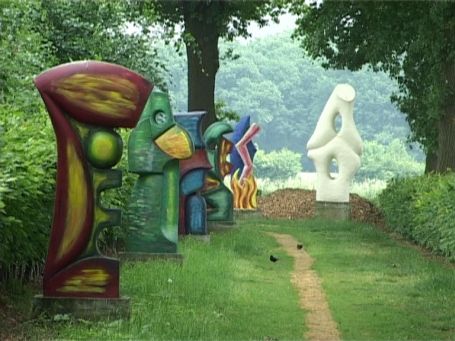 Hamminkeln-Marienthal : Skulpturen ( Aufnahme 2001 ) in der Nähe der Klosterkirche, heute ( 2008 ) wirken die Farben nicht mehr so frisch.